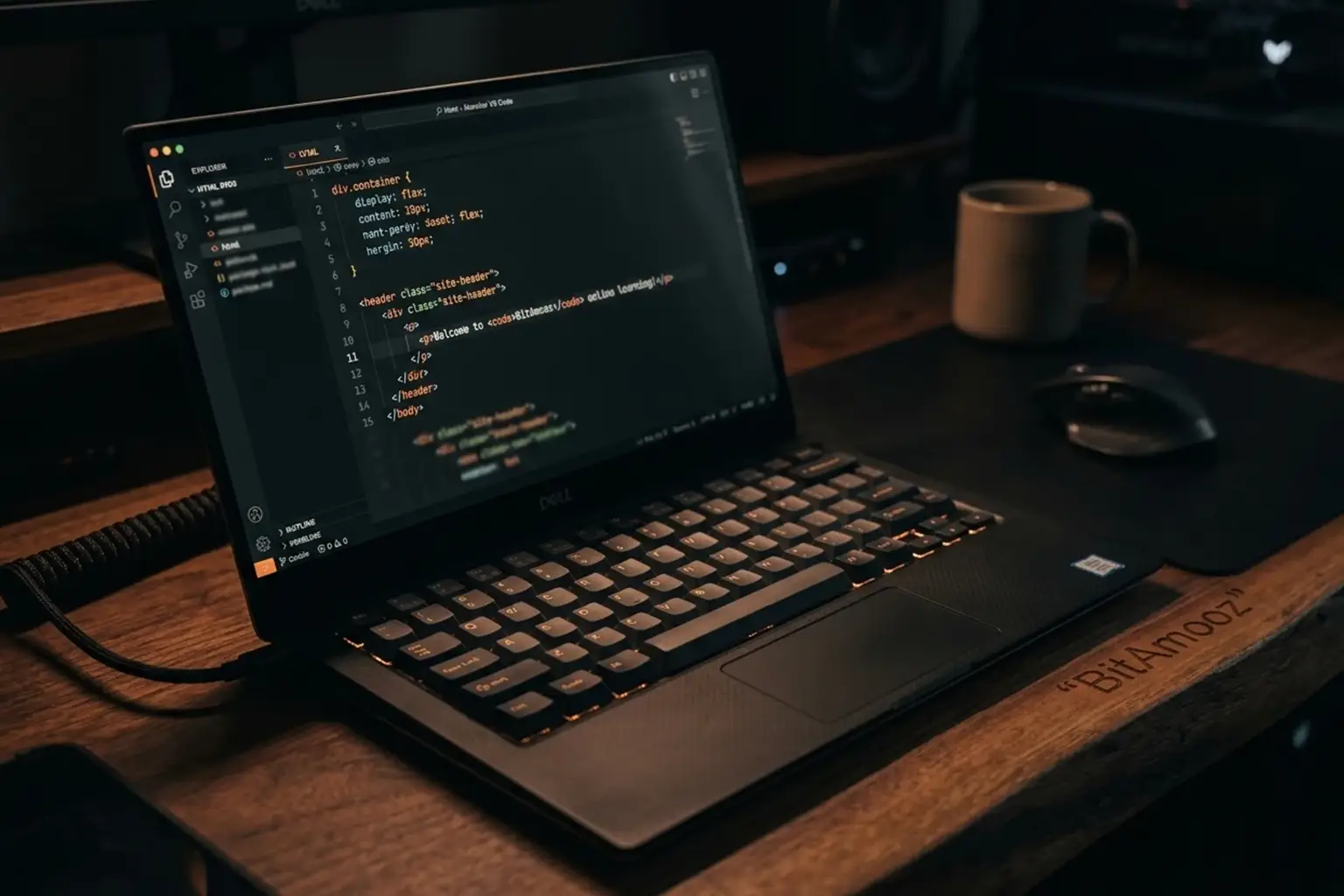 نمای مفهومی از محیط برنامه‌نویسی که استفاده از تگ code در HTML را نشان می‌دهد