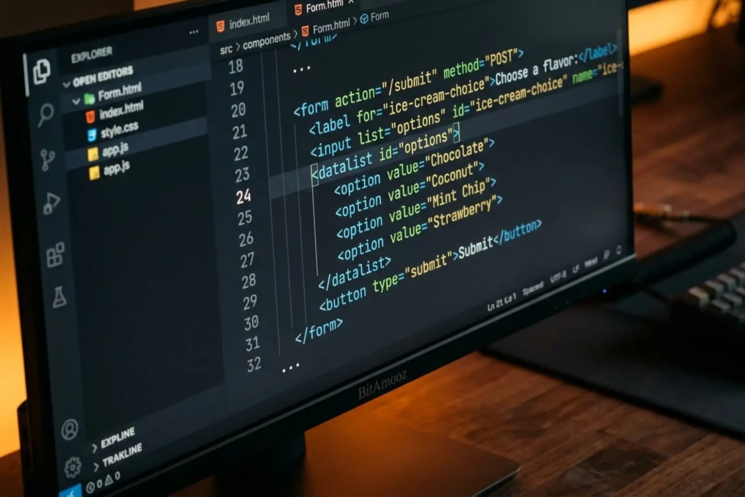 نمای نزدیک از محیط کدنویسی در حال استفاده از تگ datalist در HTML5 با تم دارک